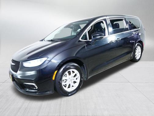 Brilliant Black Crystal Pearlcoat 2023 Chrysler Pacifica Touring L