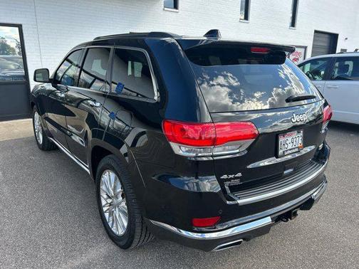Diamond Black Crystal Pearlcoat 2017 Jeep Grand Cherokee Summit
