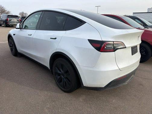 Pearl White Multi-Coat 2024 Tesla Model Y Long Range