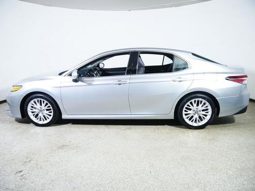Celestial Silver Metallic 2018 Toyota Camry XLE