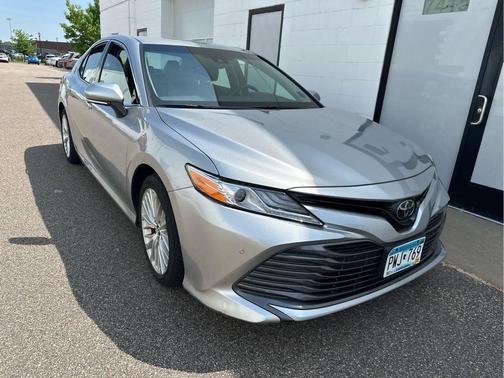 Celestial Silver Metallic 2018 Toyota Camry XLE