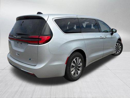 Silver Mist Clearcoat 2023 Chrysler Pacifica Hybrid Touring L