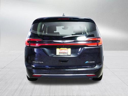 Brilliant Black Crystal Pearlcoat 2023 Chrysler Pacifica Hybrid Touring L