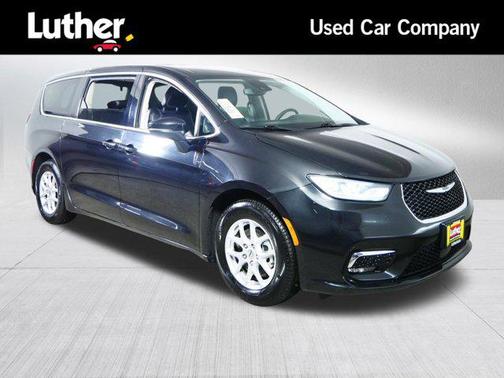 Brilliant Black Crystal Pearlcoat 2023 Chrysler Pacifica Touring L