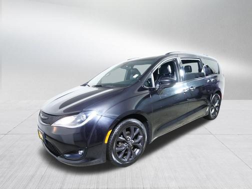 Brilliant Black Crystal Pearlcoat 2020 Chrysler Pacifica Touring L