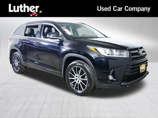 Midnight Black Metallic 2018 Toyota Highlander SE