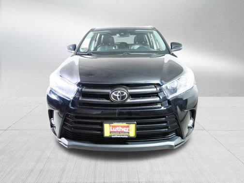 Midnight Black Metallic 2018 Toyota Highlander SE