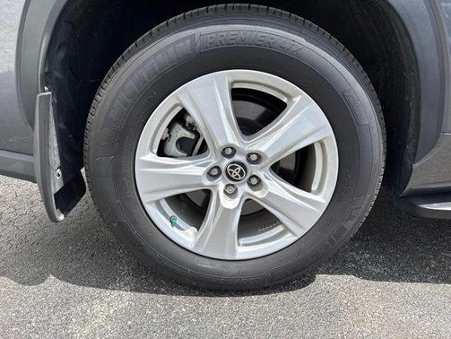 Magnetic Gray Metallic 2024 Toyota Highlander LE