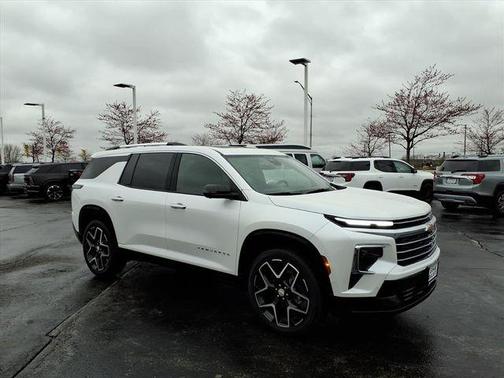 Iridescent Pearl Tricoat 2025 Chevrolet Traverse High Country