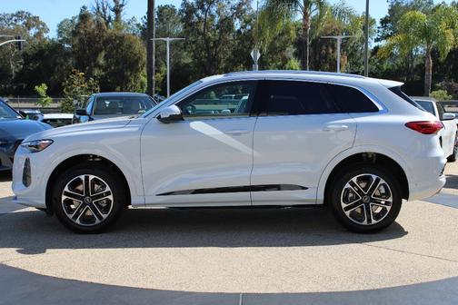 Glacier White Metallic 2026 Audi Q5 PLUS