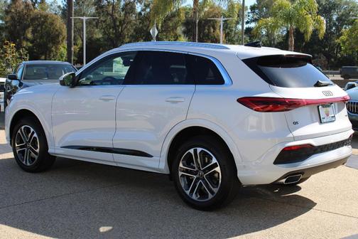 Glacier White Metallic 2026 Audi Q5 PLUS