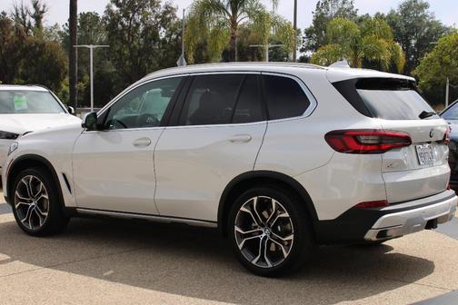 Mineral White Metallic 2023 BMW X5 sDrive40i