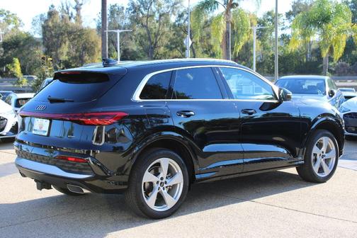 Mythos Black Metallic 2025 Audi Q5 2.0T quattro Premium