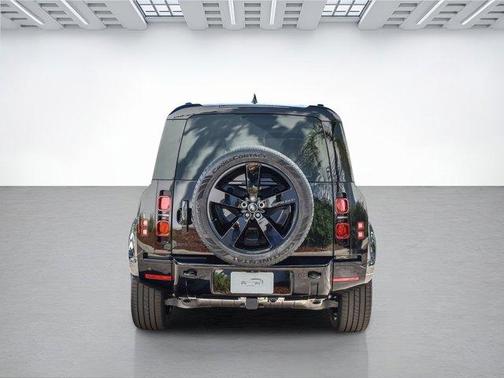 2025 Land Rover Defender P400 X-Dynamic SE