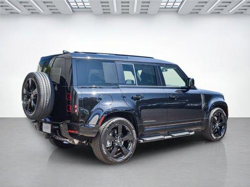 2025 Land Rover Defender P400 X-Dynamic SE