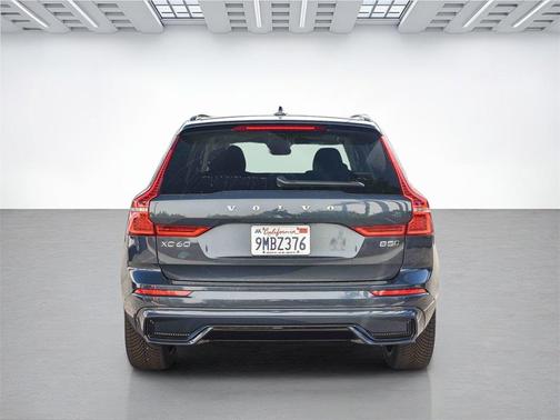 2024 Volvo XC60 B5 Ultimate Dark Theme