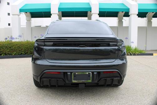 Volcano Grey Metallic 2026 Porsche Macan GTS