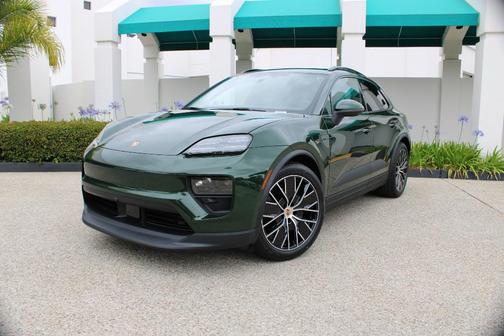 Oak Green Metallic 2026 Porsche Macan Base