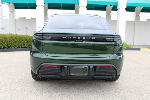 Oak Green Metallic 2026 Porsche Macan Base