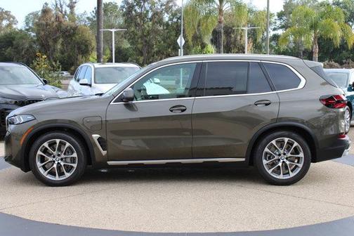 Manhattan Green Metallic 2026 BMW X5 PHEV xDrive50e