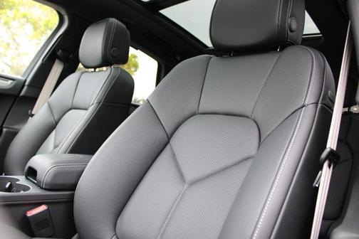 Carrara White Metallic 2026 Porsche Macan Base