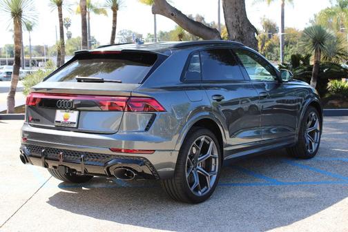 Daytona Gray Pearl 2026 Audi RS Q8 performance