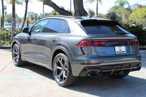 Daytona Gray Pearl 2026 Audi RS Q8 performance