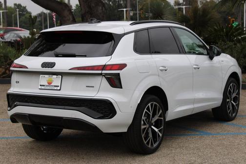 Glacier White Metallic 2026 Audi Q3 S line