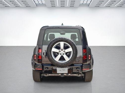 2025 Land Rover Defender P400 X-Dynamic SE