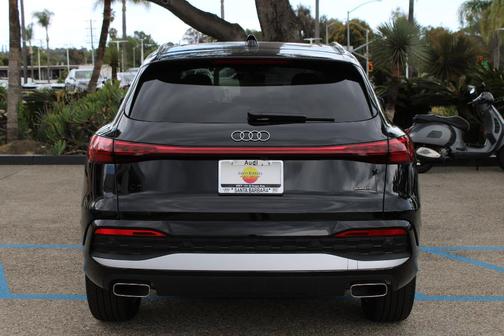 Mythos Black Metallic 2026 Audi Q5 PLUS
