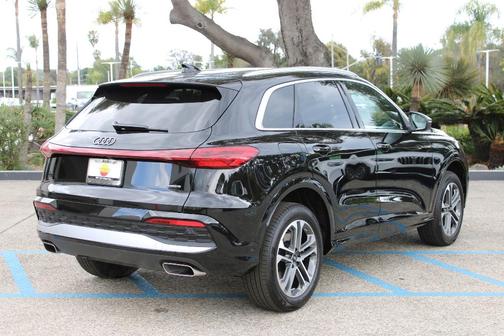 Mythos Black Metallic 2026 Audi Q5 PLUS