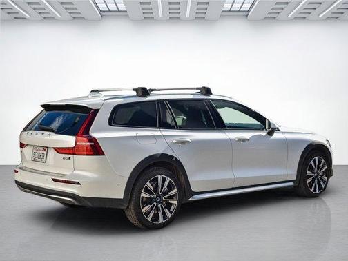 2023 Volvo V60 Cross Country Ultimate