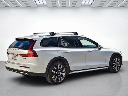 2023 Volvo V60 Cross Country Ultimate