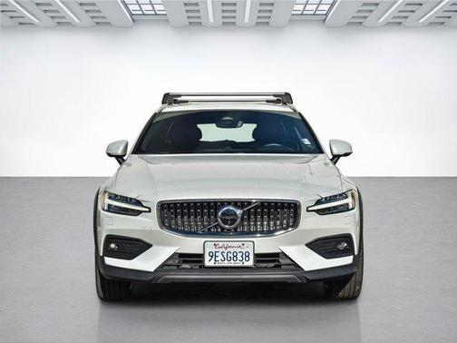 2023 Volvo V60 Cross Country Ultimate