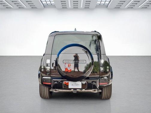 2026 Land Rover Defender X-Dynamic SE