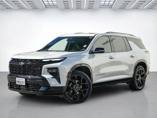 Iridescent Pearl Tricoat 2024 Chevrolet Traverse RS