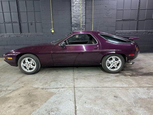 1982 Porsche 928 2D Coupe