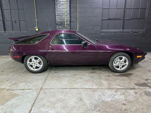 1982 Porsche 928 2D Coupe