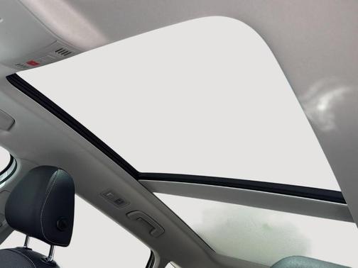 Pure White / Black Roof 2024 Volkswagen Taos 1.5T SE