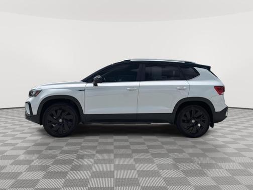 Pure White / Black Roof 2024 Volkswagen Taos 1.5T SE