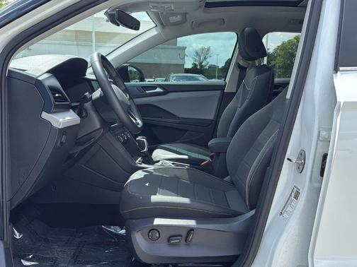 Pure White / Black Roof 2024 Volkswagen Taos 1.5T SE
