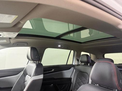 Opal White Pearl 2026 Volkswagen Atlas 2.0T Peak Edition