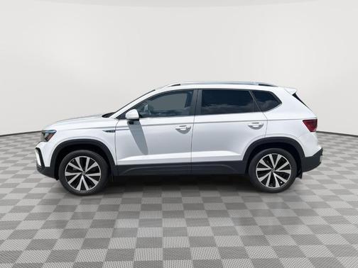Pure White 2022 Volkswagen Taos 1.5T SE