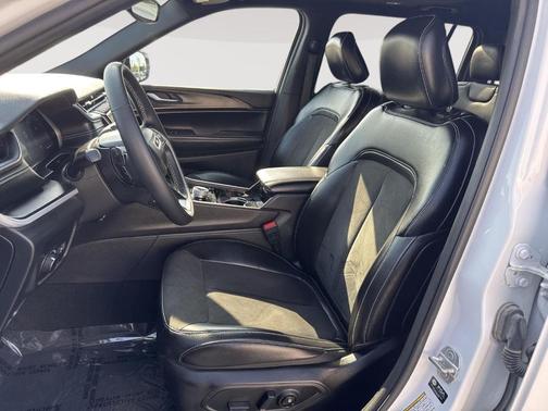 Bright White Clearcoat 2023 Jeep Grand Cherokee L Laredo