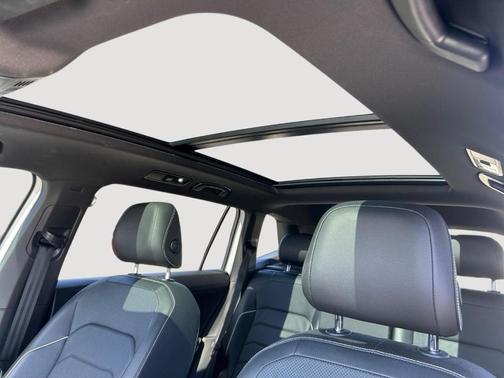 Oryx White Pearl Effect 2022 Volkswagen Tiguan 2.0T SEL R-Line