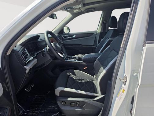 Opal White Pearl 2026 Volkswagen Atlas 2.0T Peak Edition
