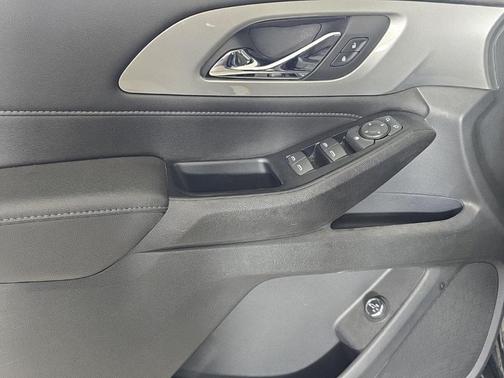Mosaic Black Metallic 2023 Chevrolet Traverse LT Cloth