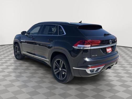Deep Black Pearl Effect 2022 Volkswagen Atlas Cross Sport 3.6L V6 SEL R-Line