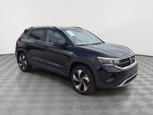 Deep Black Pearl Effect 2024 Volkswagen Taos 1.5T SE