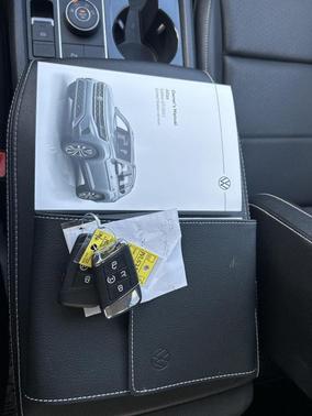 Deep Black Pearl Effect 2023 Volkswagen Atlas 2.0T SE